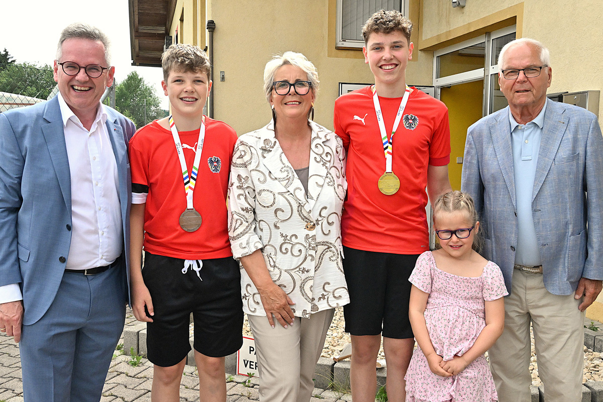 Landtagspräsident und Bürgermeister von Magdalensberg, der Heimatgemeinde der EM-Helden, David Waldhauser, GR Edeltraud Ratz, Europameister Rafael Waldhauser und ASKÖ Präsident Anton Leikam