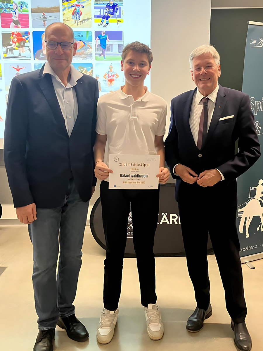 Rafael Waldhauser mit seinem Sportlehrer Mag. Mario Moritz vom BG Tanzenberg und Landeshauptmann Dr. Peter Kaiser (rechts im Bild)